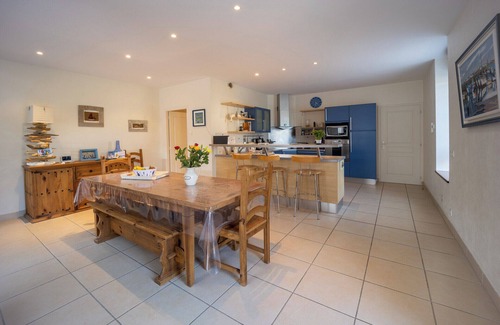 Etel Casa | Large, bright renovated farmhouse