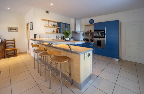 Etel Casa | Large, bright renovated farmhouse