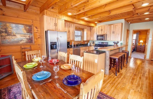 Zionville Cabina | Cabaña de madera 4BR, vista a la montaña de largo alcance, Suite King con bañera de hidromasaje, bañera de hidromasaje, mesas de juegos.