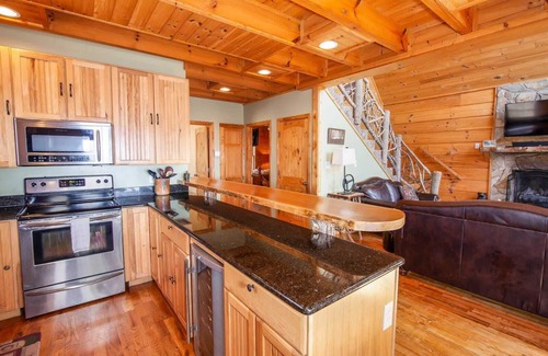 Zionville Cabina | Cabaña de madera 4BR, vista a la montaña de largo alcance, Suite King con bañera de hidromasaje, bañera de hidromasaje, mesas de juegos.