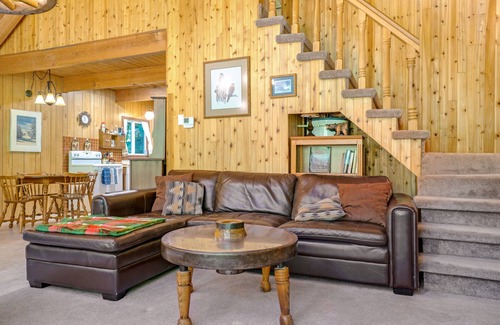Elk Meadows Cabina | ¡NUEVO LISTADO! Gran cabina con mesa de billar y comedor al aire libre, cerca del río Yakima.