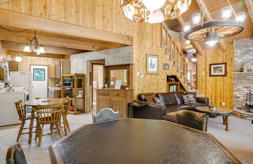 Elk Meadows Cabina | ¡NUEVO LISTADO! Gran cabina con mesa de billar y comedor al aire libre, cerca del río Yakima.