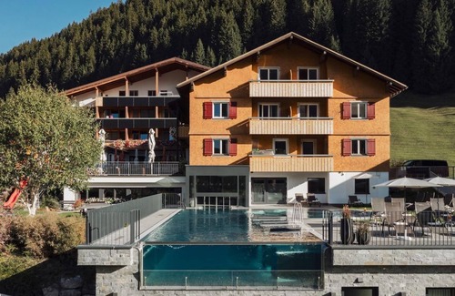 Damuels Casa | Large comfort double room with balcony - Hotel Restaurant Alpenblume