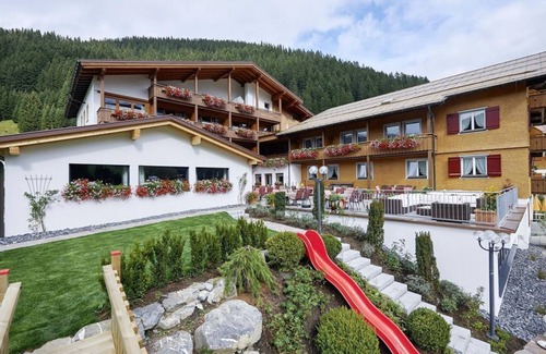 Damuels Casa | Large comfort double room with balcony - Hotel Restaurant Alpenblume