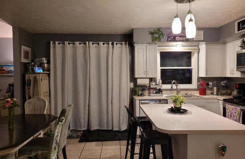 Saint Marys  Saint Joseph County Casa | Large Comfortable Home with Large Deck and Lights