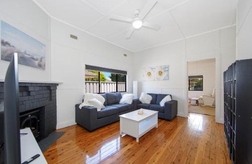 Ettalong Beach Casa | Large Cottage Near Ettalong Centre