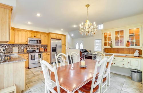 Pocono Lake Casa | Casa aislada del lago Pocono w / Large Deck & Fire Pit