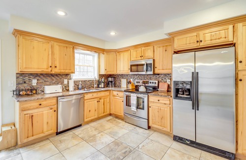 Pocono Lake Casa | Casa aislada del lago Pocono w / Large Deck & Fire Pit