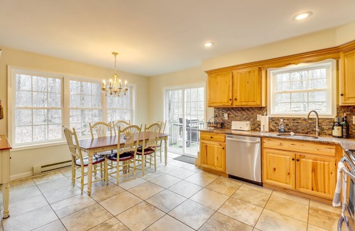 Pocono Lake Casa | Casa aislada del lago Pocono w / Large Deck & Fire Pit