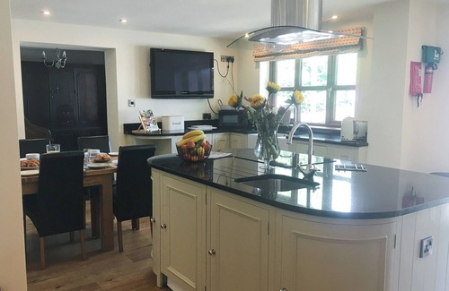 Llangammarch Wells Cabaña | Large detached property with an enclosed garden, perfect for children and pets to enjoy.