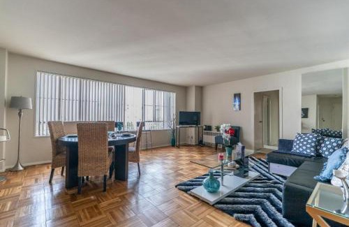 Mid-Wilshire Apartamento | Large Elegant Condo with Views near the Grove