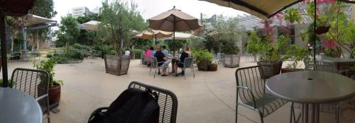 Mid-Wilshire Apartamento | Large Elegant Condo with Views near the Grove