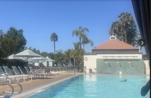 Mid-Wilshire Apartamento | Large Elegant Condo with Views near the Grove