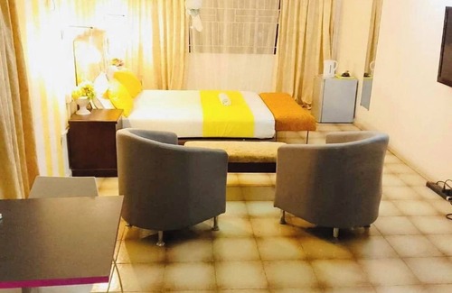 Freetown Cama Y Desayuno | Large ensuite king room , Excellence water system, Solar, generator, WIFI, B&B