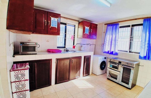 Freetown Cama Y Desayuno | Large ensuite king room , Excellence water system, Solar, generator, WIFI, B&B