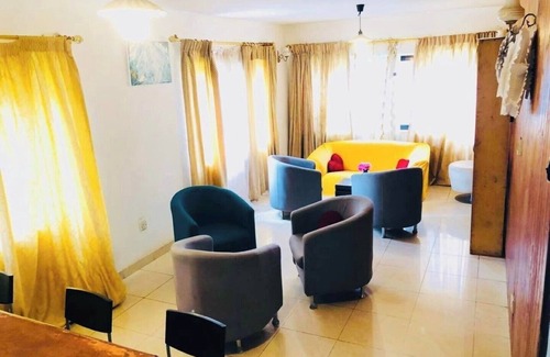 Freetown Cama Y Desayuno | Large ensuite king room , Excellence water system, Solar, generator, WIFI, B&B