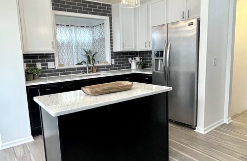 Howell Casa | Large family home 1 mile off the expressway.