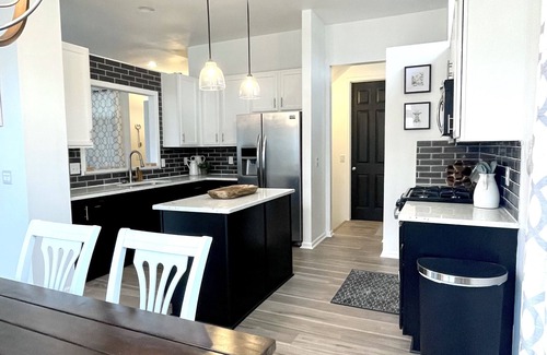 Howell Casa | Large family home 1 mile off the expressway.