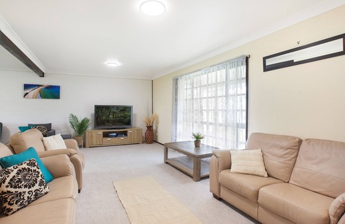 Lake Illawarra Casa | Large Family Home @ Warilla Beach
