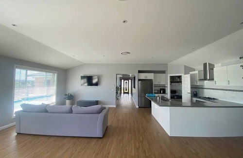 Kelso Casa | Large Family Home With Whole Town Views