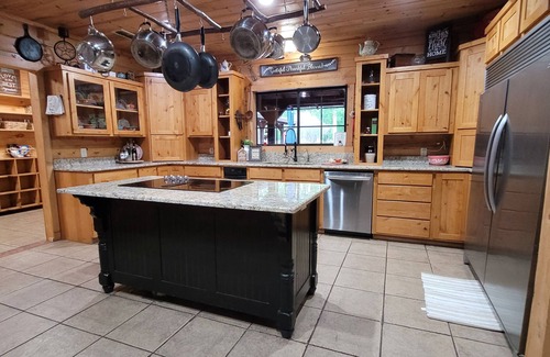 Canton Casa | Hermosa casa de troncos, escondida en los bosques de Canton, Texas, para más de 20 personas