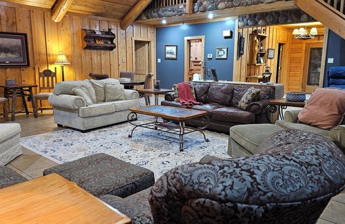 Canton Casa | Hermosa casa de troncos, escondida en los bosques de Canton, Texas, para más de 20 personas