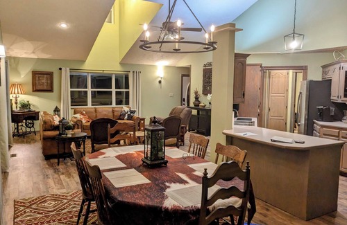 Cape Fair Otro | Large Farmhouse in Ozark Mountains