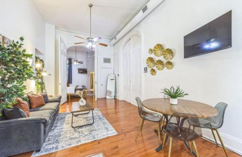Center City West Apartamento | Large Historical Center City 1BR that Sleeps 4