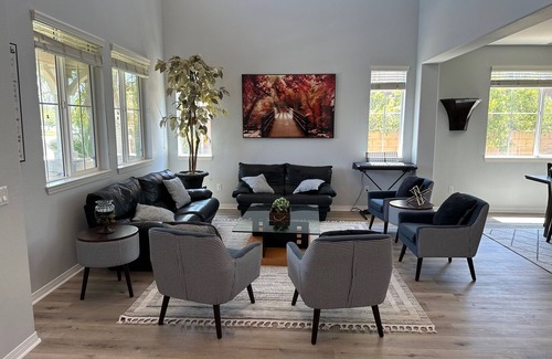 Eastvale Casa | Large home centrally located with easy access to OC and 91/71/15/60 freeways.