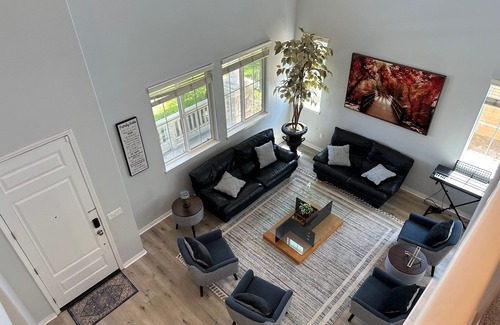 Eastvale Casa | Large home centrally located with easy access to OC and 91/71/15/60 freeways.