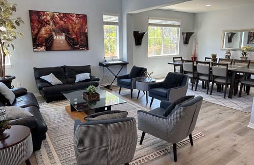 Eastvale Casa | Large home centrally located with easy access to OC and 91/71/15/60 freeways.