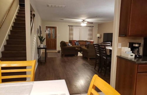 Southside Casa | Large home near Lackland base, mins to SeaWorld, easy access to major freeways