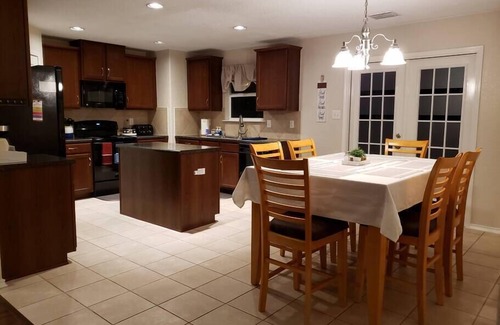Southside Casa | Large home near Lackland base, mins to SeaWorld, easy access to major freeways
