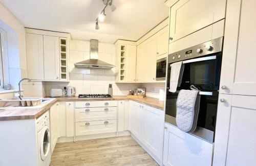 Ashford Casa | Large home near shops and resturants in lovely area wt parking