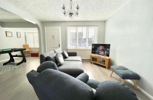 Ashford Casa | Large home near shops and resturants in lovely area wt parking