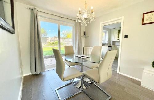 Ashford Casa | Large home near shops and resturants in lovely area wt parking