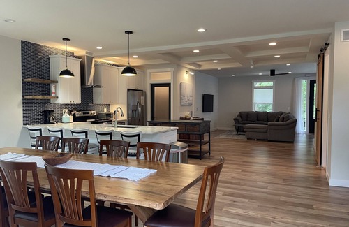 Shawnee Hills Casa | Large home, Peaceful, Gameroom, HotTub, Riverview, Location Location Location!