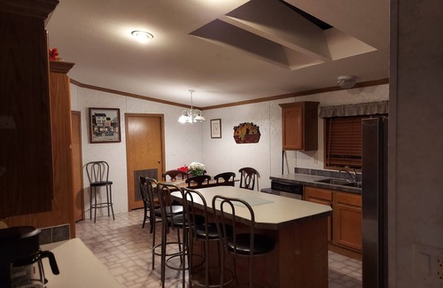 Baraboo Casa | Large home to gather with friends and family. 4 min from Devils Lake State Park
