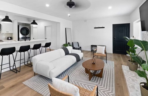 Los Angeles Casa | Large Home w/ Views of DTLA Sleeps 8 Golf/Spa/Fire