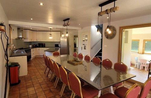 Isigny-le-Buat Cabaña | Large house with private pool and pets allowed near Mont St-Michel