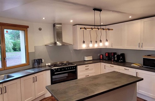 Isigny-le-Buat Cabaña | Large house with private pool and pets allowed near Mont St-Michel