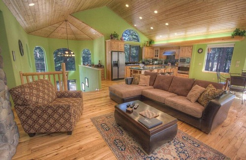 North Upper Truckee Casa | Large Kitchen, Hot Tub, Great House (COH1669)
