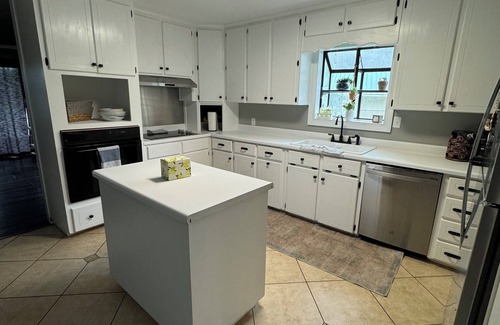 Milledgeville Casa | Large Lake Front Home 10 min from Downtown Milledgeville. 5 Bed, 2.5 Bath