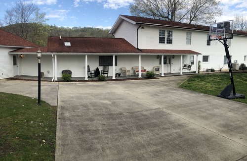 Waverly Casa | LARGE LAKE HOUSE with HOT TUB and GAME ROOM