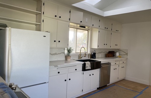 Raisin Casa | Large lot 3-bedroom house near Belmont Country Club