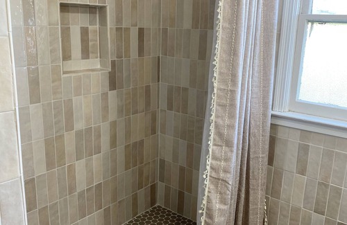 Raisin Casa | Large lot 3-bedroom house near Belmont Country Club