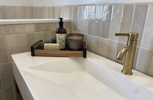 Raisin Casa | Large lot 3-bedroom house near Belmont Country Club