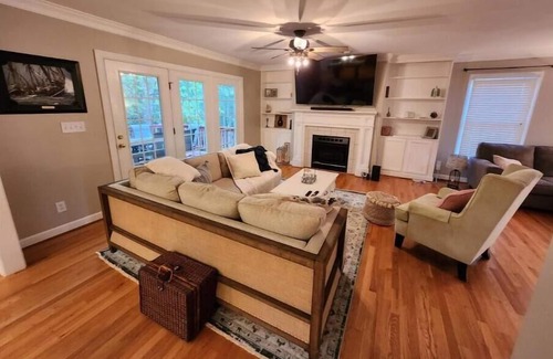 Lynchburg Casa | Large Luxury House