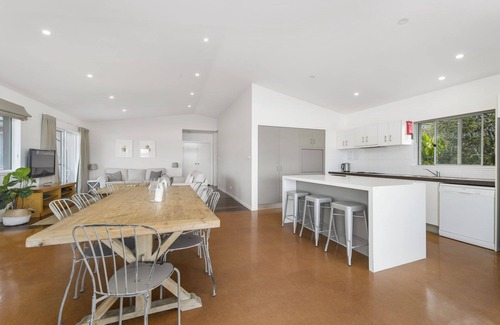 Crescent Head Casa | LARGE MODERN HOME, WATER VIEWS & CENTRAL LOCATION