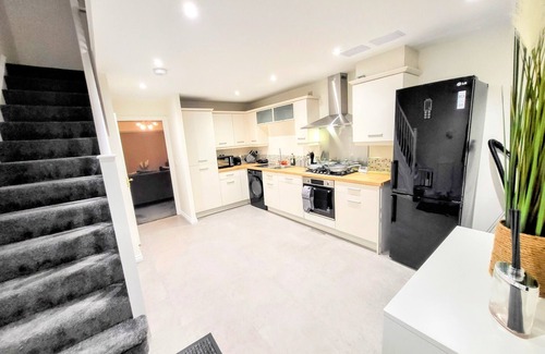 Heeley Casa | Large Modern House with Parking